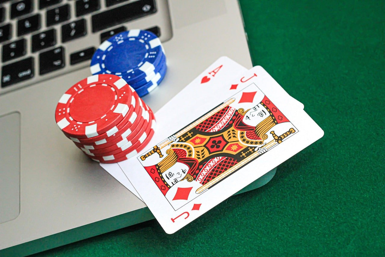 Antarmuka pemilihan meja Lightning Roulette dengan statistik batas taruhan dan pengganda historis